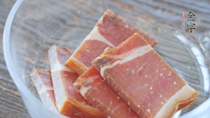 金字火腿切片溫水浸泡5分鐘。