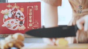 將處理好的老鴨放入冷水鍋中，丟入姜片，冷水煮沸去腥。