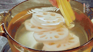 把藕和土豆焯水至八成熟，盛出瀝干水分。