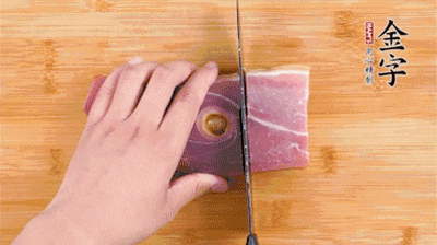 金字火腿切片，老豆腐切成塊，海鮮菇洗凈。