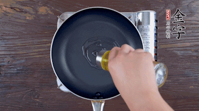 魚頭對(duì)開，洗凈瀝干。鍋中加油，把魚頭兩面煎至金黃色，期間加蔥姜，每面約需時(shí)2-3分鐘。