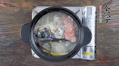 放豆腐、海鮮菇繼續(xù)中小火煮5分鐘。