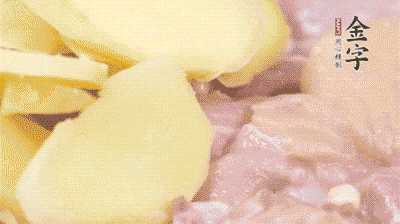 雞肉剁塊，用料酒、蔥、姜、鹽、糖拌均腌制20分鐘。