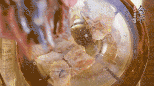 鍋中依次放姜片、排骨、火腿，加料酒、清水煮開(kāi)轉(zhuǎn)小火煮30分鐘。