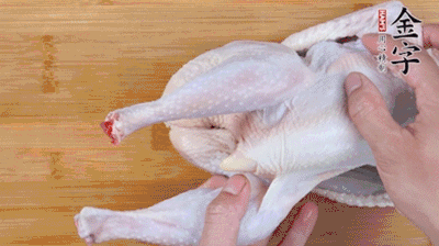 菌菇分別冷水泡發(fā)。雞處理干凈后剁成小塊，放水中浸泡半小時去血水。