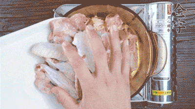 加料酒、蔥姜焯水2分鐘，清洗備用。