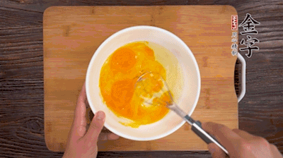 雞蛋加鹽、料酒打散后，加1.5倍溫水?dāng)嚢杈鶆颉?>
					</div>
					<span>步驟 2/5</span>
					<p>雞蛋加鹽、料酒打散后，加1.5倍溫水?dāng)嚢杈鶆颉?/p>
				</li><li>
					<div   id=