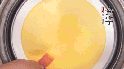 將火腿片均勻鋪上，繼續(xù)蒸6分鐘。