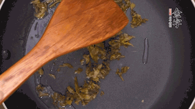 鍋中3成油溫時，下雪菜、辣椒圈翻炒40秒。