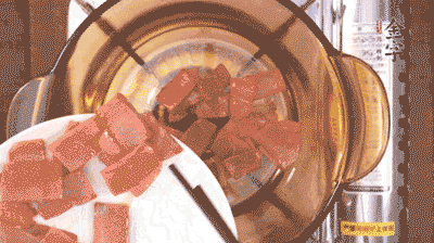 砂鍋中依次放火腿片、豆腐，大火燉開轉(zhuǎn)中小火。