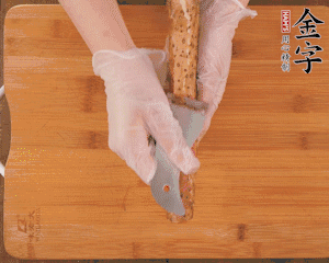 山藥去皮切滾刀塊，熱水汆燙30秒，撈出冷水浸泡。