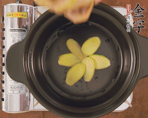 準(zhǔn)備土砂鍋，放姜片、鴿子、火腿片、蔥結(jié)、料酒，加沒(méi)過(guò)食材多些的清水，中小火燉煮。