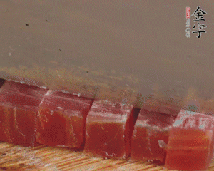 金字火腿切丁，春筍剝殼切丁，豌豆剝粒。