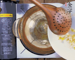 春筍丁焯水，1分鐘后加火腿丁一同汆燙1分鐘。