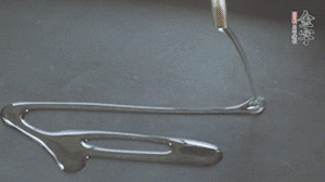 鍋中加少許油，爆香蔥姜蒜、香料 ，喜歡麻的也可以加點(diǎn)花椒！接著放入郫縣豆瓣醬煸炒出紅油。