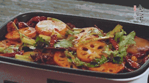 加入金字麻辣香腸，翻炒5分鐘左右。再加入之前準(zhǔn)備好的蔬菜，翻炒均勻，最后放入蝦。