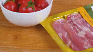 洋蔥、土豆切丁塊，火腿切小片，小番茄對(duì)半切開(kāi)。