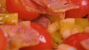 接著放入土豆和洋蔥，翻炒兩分鐘斷生。