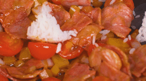 將米飯倒入鍋中搗散，同其他食材混合拌炒均勻關(guān)火。