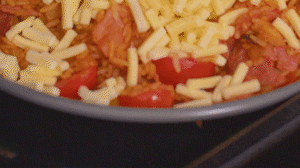 烤箱上下火180度預(yù)熱，將米飯分別盛入容器中。表面均勻的撒上馬蘇里拉芝士碎，放進(jìn)烤箱中層烤20分鐘左右，待芝士融化上色即可。