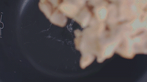 把雞、火腿、椰子水、椰肉、姜、紅棗放入電飯鍋，按下煲湯功能。