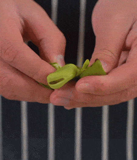 選用鮮嫩蠶豆，剝?nèi)ネ鈿ち粝露姑紫磧?，掰開成兩瓣。