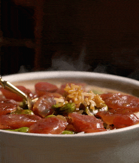 用生抽、白糖、蠔油、芝麻油調(diào)個(gè)汁，淋汁、攪拌、開吃。