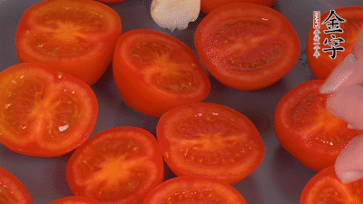 洗凈晾干的小番茄，對半切開，加切塊的大蒜、迷迭香、黑胡椒、橄欖油190度烤40分鐘、200度烤20分鐘。