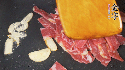 意面按照包裝時間煮熟過涼水，金字淡火腿切成小片。