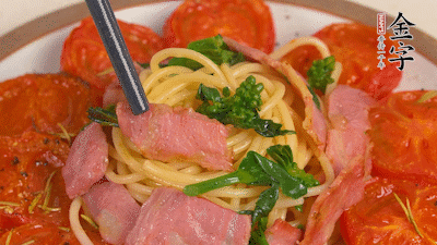 加菜花翻炒1分鐘后加意面，翻炒1分鐘后用少許鹽、黑胡椒調味即可。