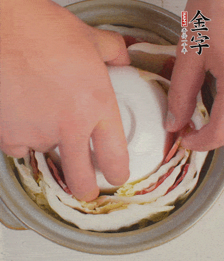 寬度剛好是鍋的高度。扣一個(gè)小碗更有助于幫助造型。