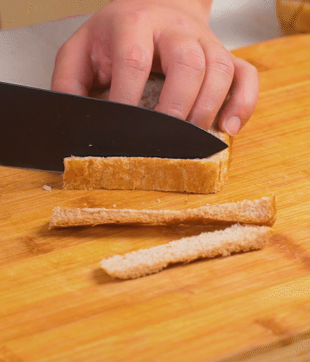 取1片黑麥吐司片，去掉邊邊，涂上一層蛋黃醬。