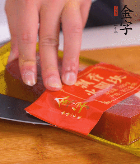 金字火腿切片，生姜切絲，蔥白切末。