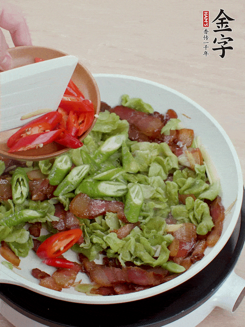 放萵筍干、青紅椒圈爆炒1分鐘。