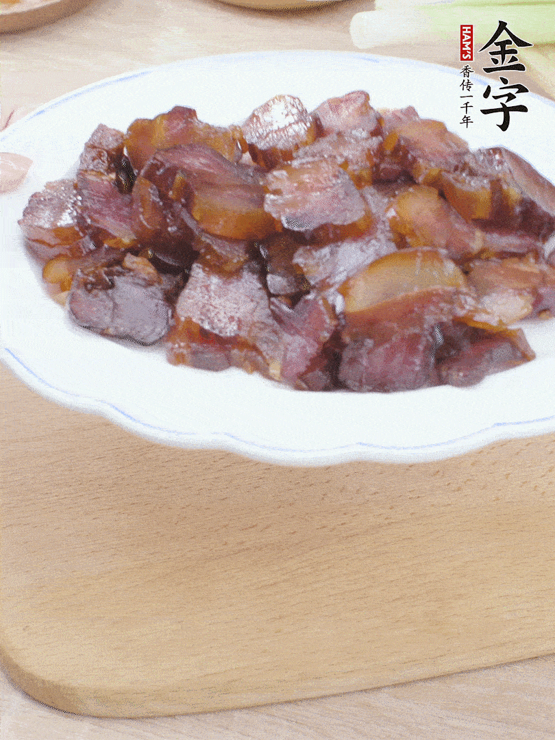 金字醬油肉水煮15分鐘，切薄片。