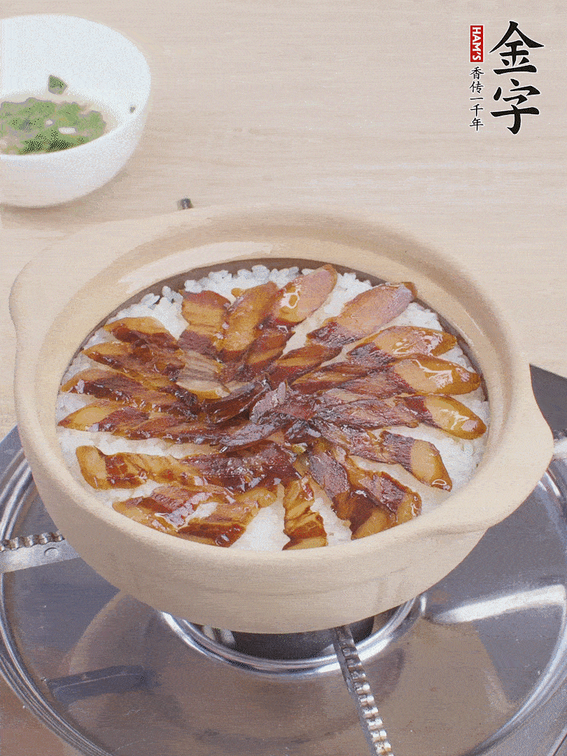 快收水時(shí)，鋪醬油肉，鍋邊淋點(diǎn)油，轉(zhuǎn)動砂鍋，燜煮2分鐘。