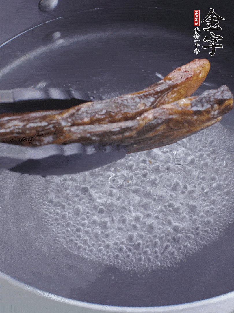 金字醬油肉水煮15分鐘，切薄片。