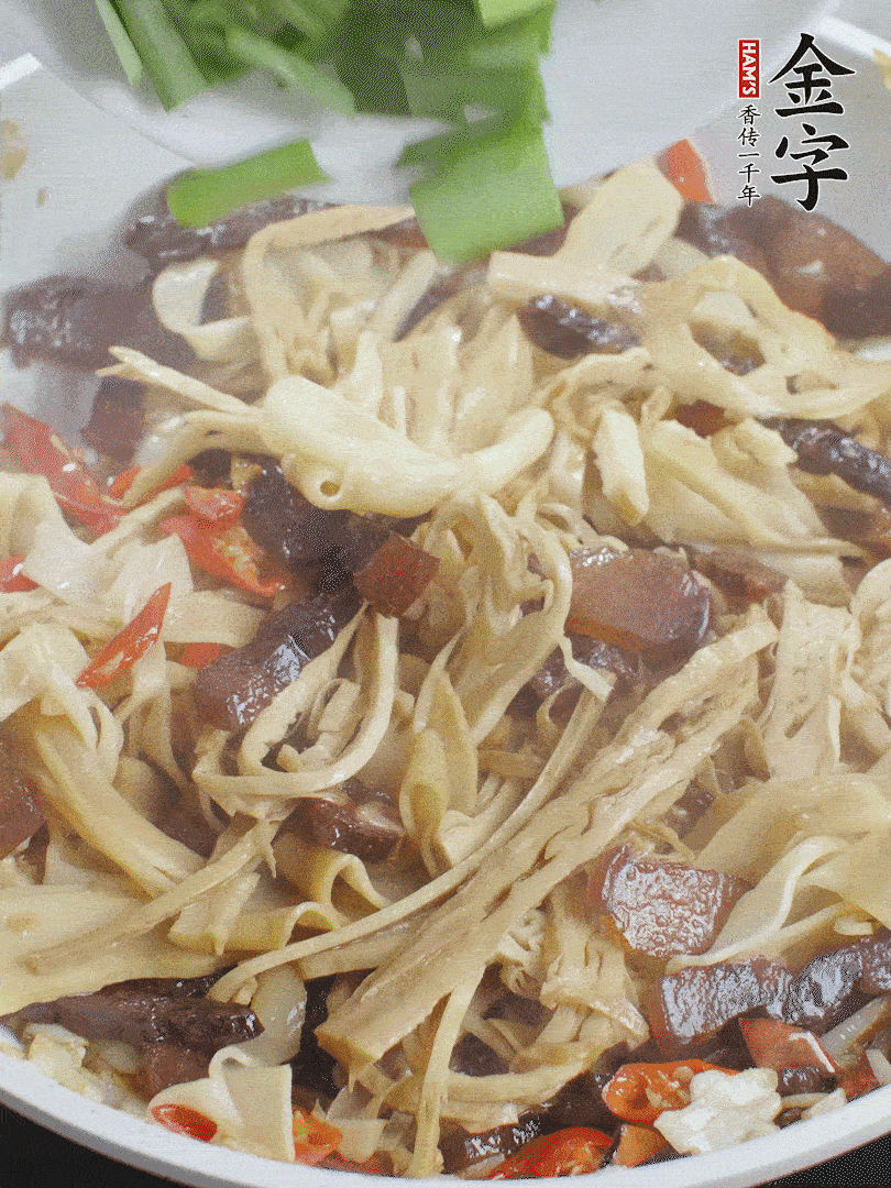 翻炒均勻，下蒜葉。