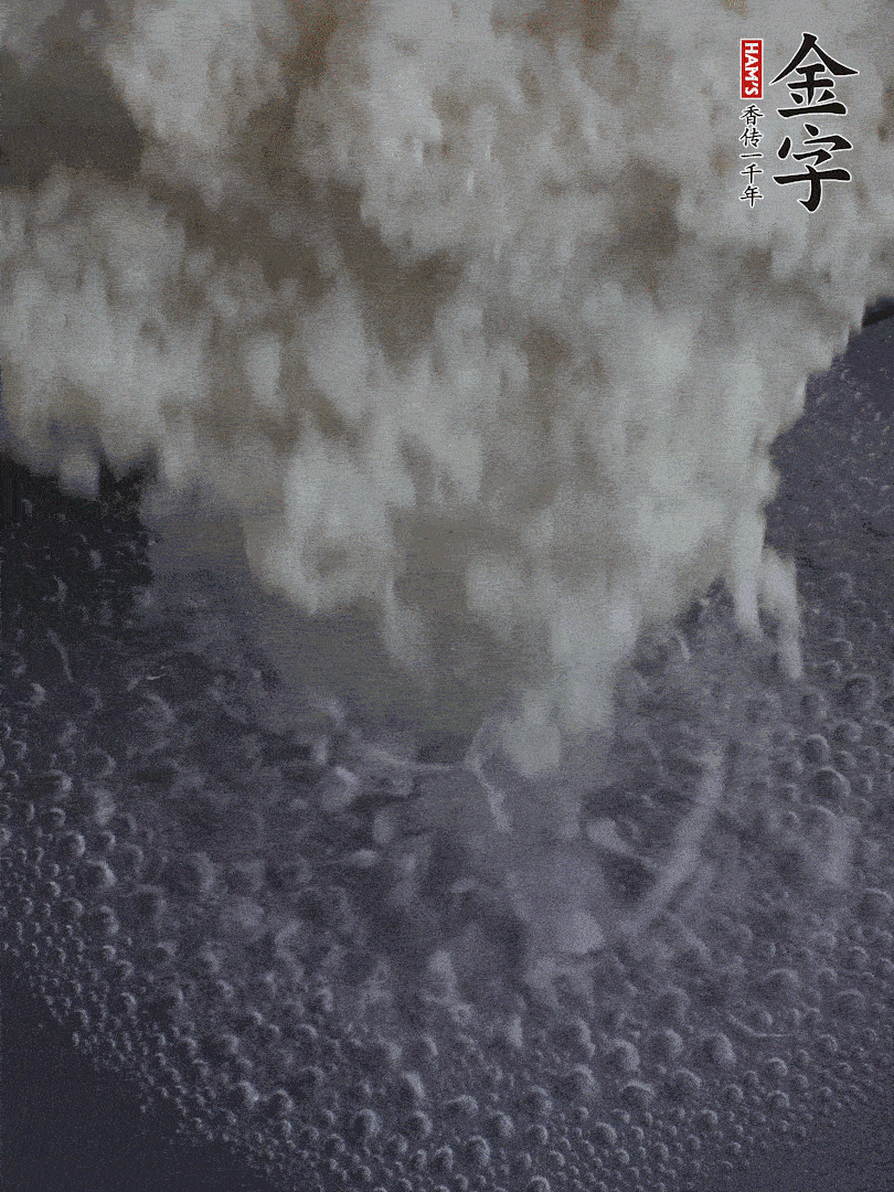 浸泡好的大米，沸水下鍋煮5分鐘，撈出瀝干。