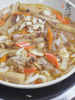 撒蒜末、香菜末。