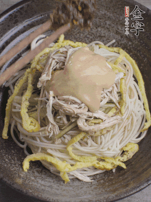 生抽1勺、醋1勺、芝麻醬1勺、金字火腿大師醬1勺。