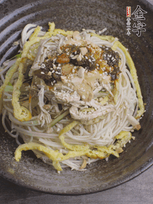 撒上花生碎、白芝麻、蔥花。