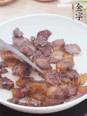 熱鍋少油，醬油肉煸出油脂，盛出。