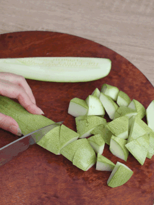 西葫蘆去籽縱向切成4份，斜切成厚片。