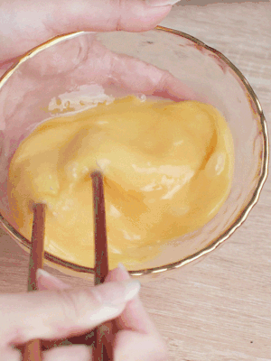 雞蛋調(diào)入少許黃酒打散。