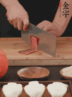 金字火腿上方切薄片。