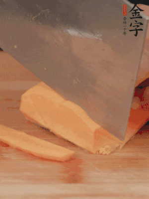 南瓜改刀切片，把蒸好的火腿鋪到南瓜上。