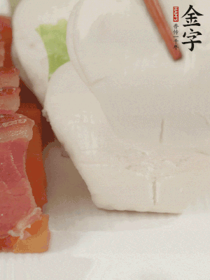 生菜切段，放入荷葉夾。