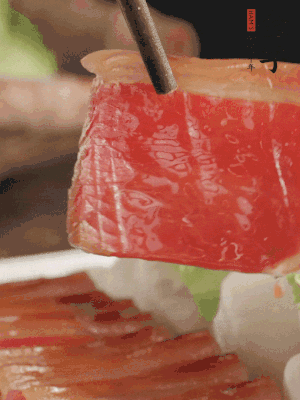 吃的時(shí)候，把薄片火腿放入荷葉夾中就可以了。