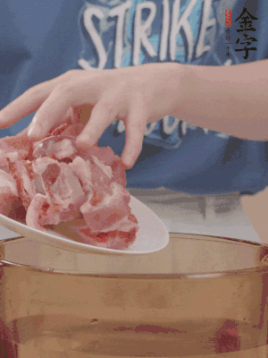 排骨剁小塊，加姜片、料酒沸水下鍋焯水。